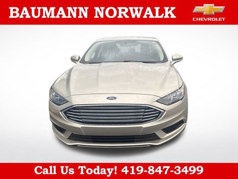 Used 2017 Ford Fusion SE w/ Fusion SE Technology Package FWD image 2