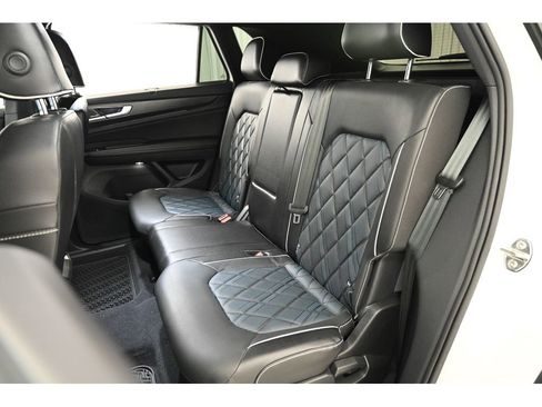 Used 2024 Volkswagen Atlas Cross Sport SEL Premium R-Line image 26