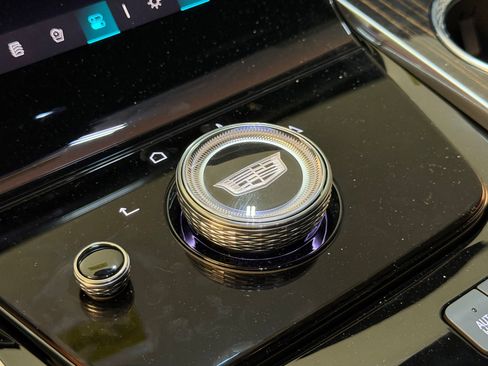 New 2025 Cadillac Escalade Luxury w/ LPO, Floor Liner Package image 17