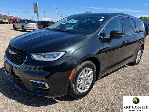 Used 2023 Chrysler Pacifica Touring-L FWD image 1