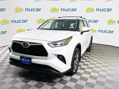 Used 2023 Toyota Highlander XLE image 3