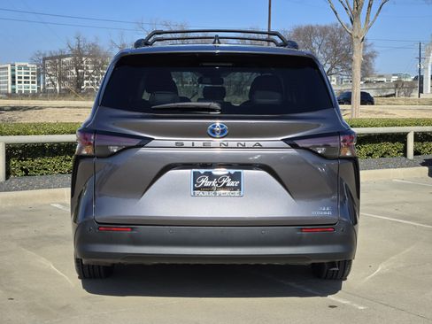 Used 2023 Toyota Sienna XLE image 5