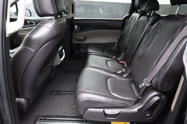 Used 2025 Kia Carnival FWD image 7