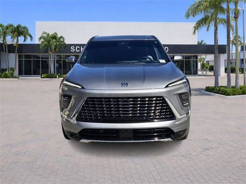 Used 2025 Buick Enclave Avenir image 2