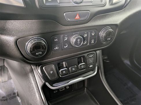 Used 2020 GMC Terrain SLE w/ Driver Convenience Package image 19