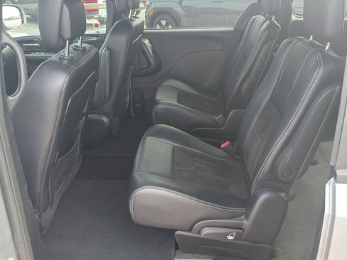 Used 2019 Dodge Grand Caravan SXT w/ Blacktop Package FWD image 14