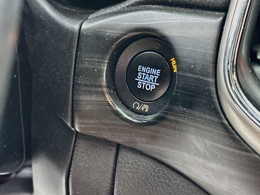 Used 2019 Jeep Grand Cherokee Laredo w/ Security & Convenience Group AWD/4WD image 19