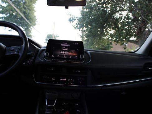 Used 2024 Nissan Rogue SV FWD image 29