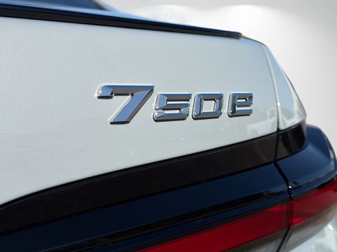 New 2026 BMW 750e xDrive w/ Executive Package image 11