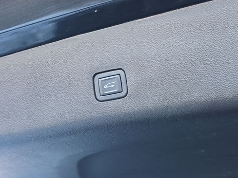 Used 2023 Chevrolet Traverse LT image 40