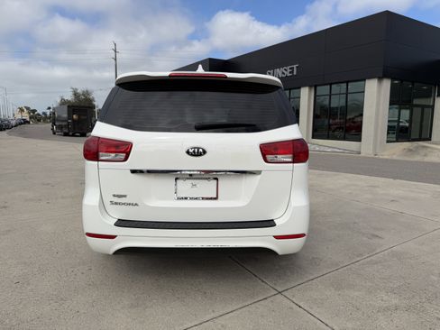 Used 2016 Kia Sedona L image 5