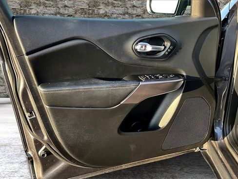 Used 2019 Jeep Cherokee Limited image 18