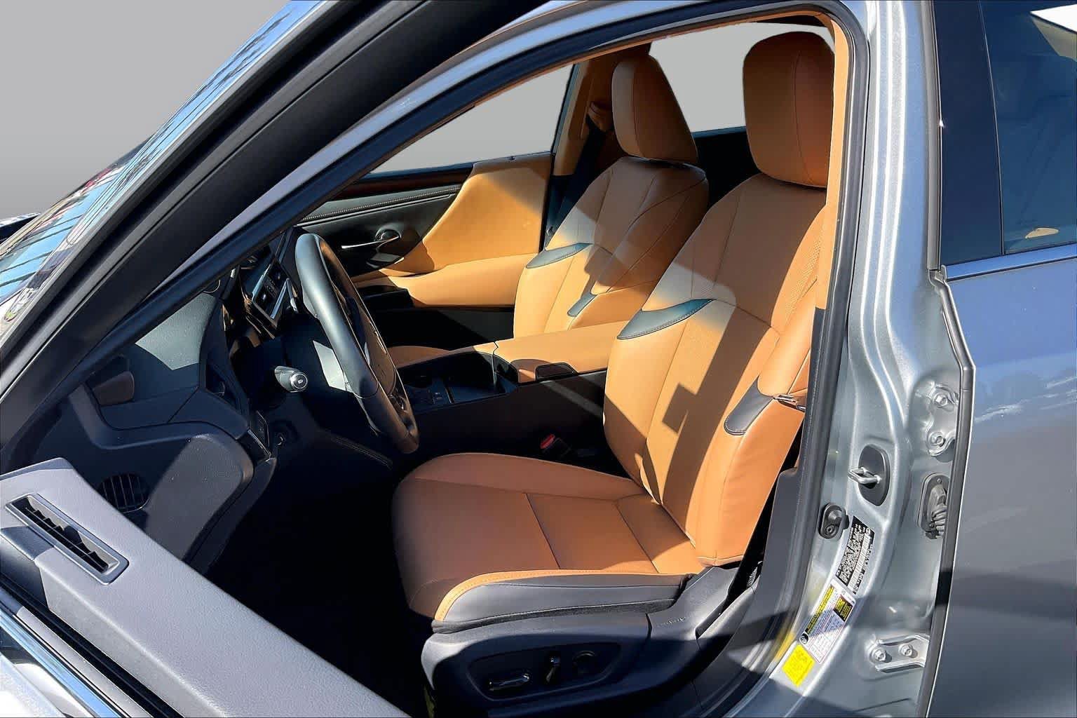 Used 2025 Lexus ES 300h w/ Premium Package FWD image 7