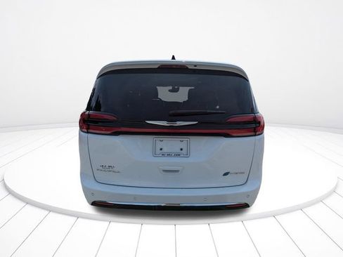 Used 2024 Chrysler Pacifica Limited FWD image 5