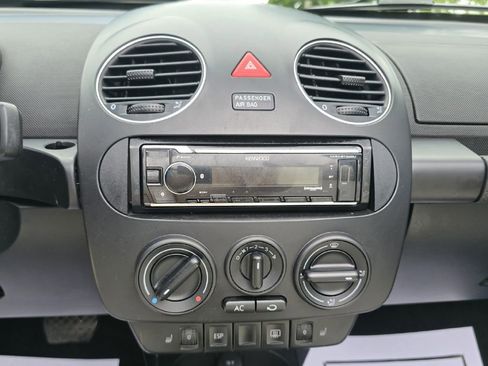 Used 2010 Volkswagen Beetle Final Edition FWD image 21