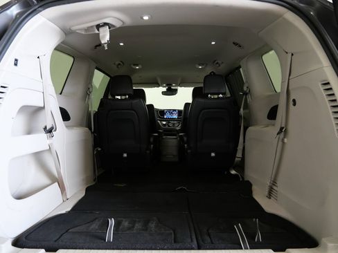 Used 2023 Chrysler Pacifica Touring-L FWD image 29