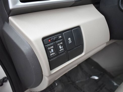 Used 2017 Honda Odyssey SE image 9