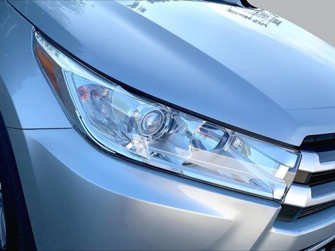 Used 2018 Toyota Highlander XLE AWD/4WD image 27