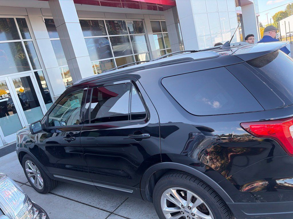 Used 2018 Ford Explorer XLT w/ Equipment Group 202A AWD/4WD image 7