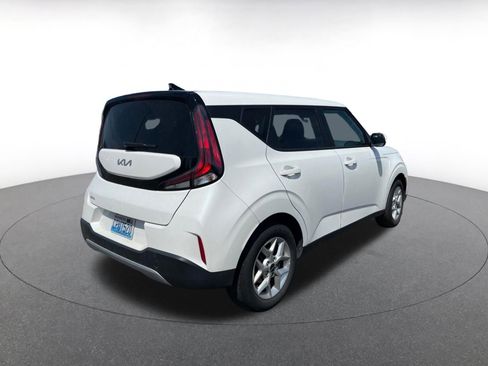 Used 2025 Kia Soul LX w/ LX Technology Package FWD image 9