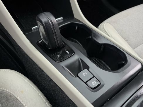 Used 2020 Volvo XC40 T5 Momentum w/ Protection Package Premier image 19