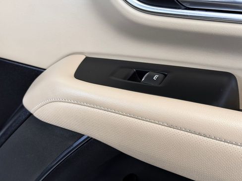 Used 2024 Chevrolet Suburban Premier image 26