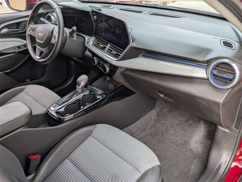 Used 2025 Chevrolet Trax LT w/ LT Convenience Package image 29