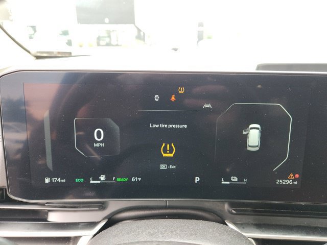 Used 2025 Kia Carnival SX w/ SX Dark Edition Package FWD image 13