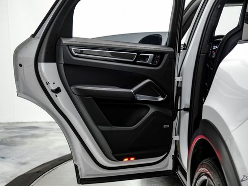 Used 2022 Porsche Cayenne Turbo image 95