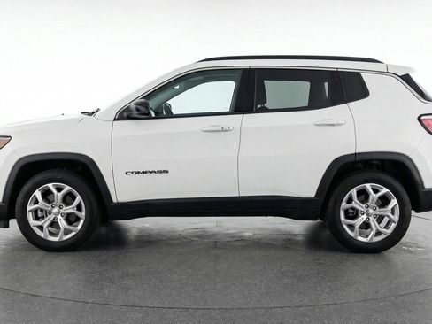 Used 2025 Jeep Compass Latitude AWD/4WD image 5