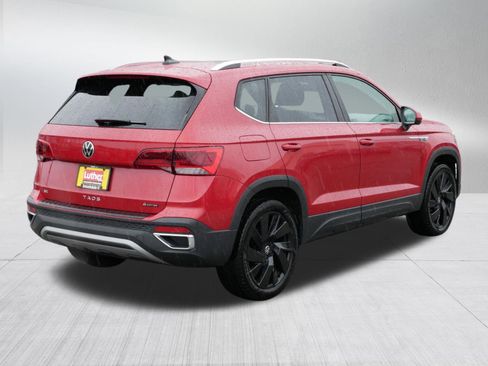Used 2024 Volkswagen Taos SE w/ Panoramic Sunroof Package image 7