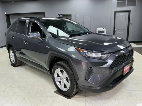 Used 2019 Toyota RAV4 LE image 2