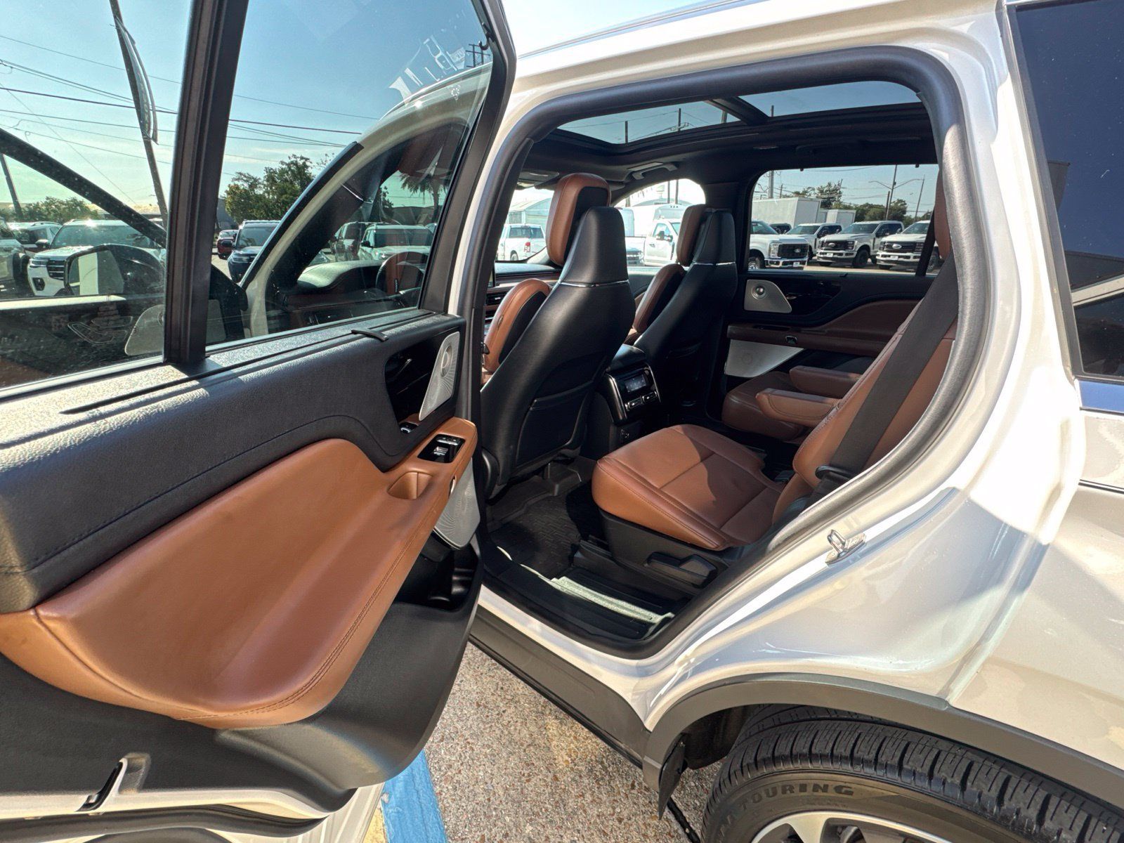 Used 2022 Lincoln Aviator Reserve w/ Equipment Group 201A AWD/4WD image 15