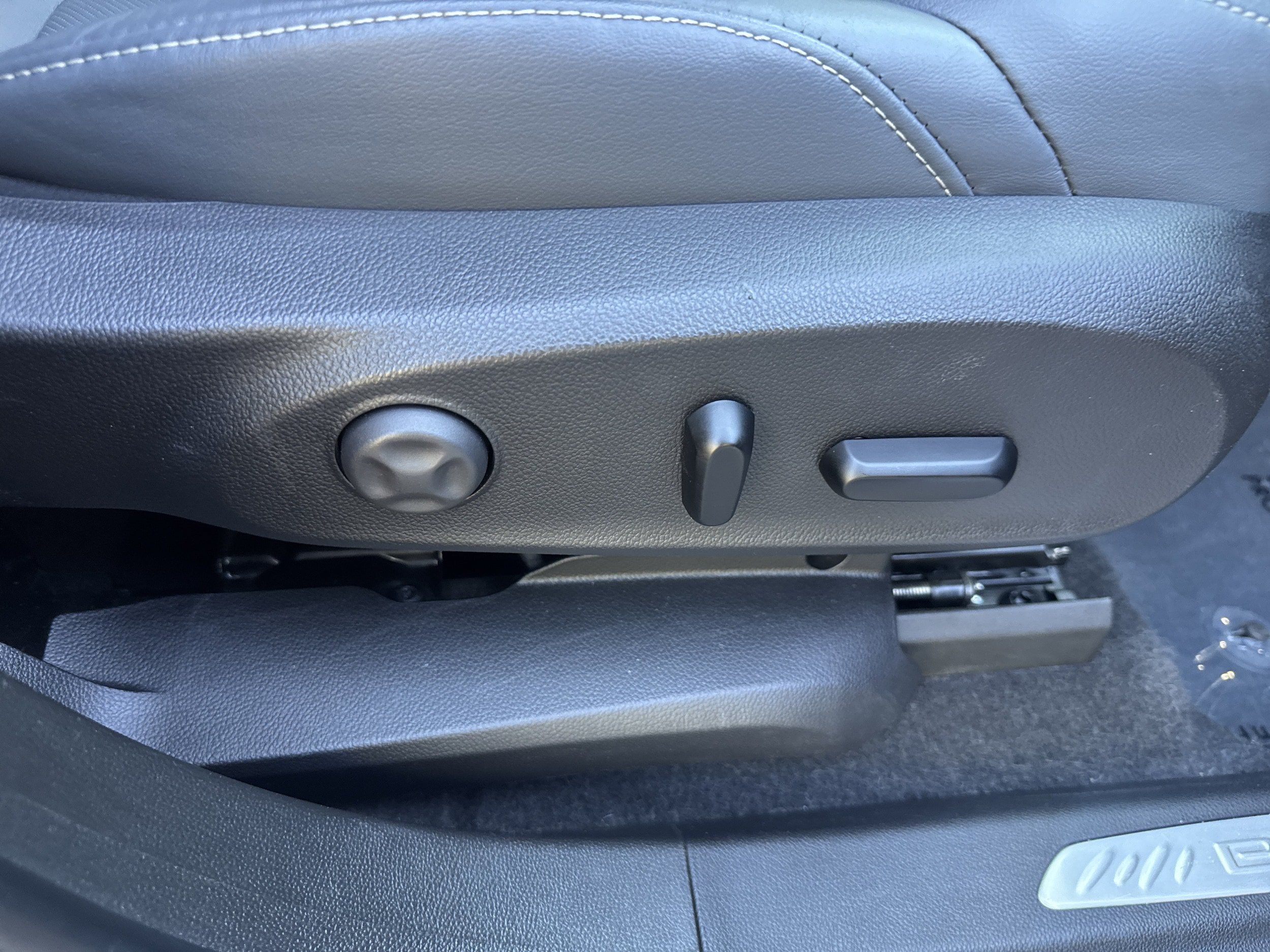 Used 2020 Buick Envision Essence AWD/4WD image 15