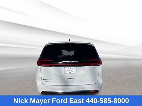 Used 2023 Chrysler Pacifica Touring-L FWD image 6