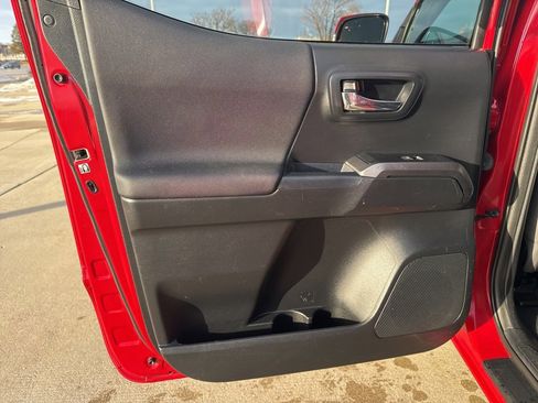 Used 2018 Toyota Tacoma TRD Sport image 17