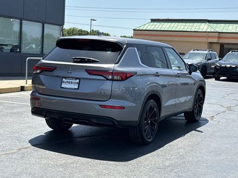 Used 2023 Mitsubishi Outlander SE FWD image 3