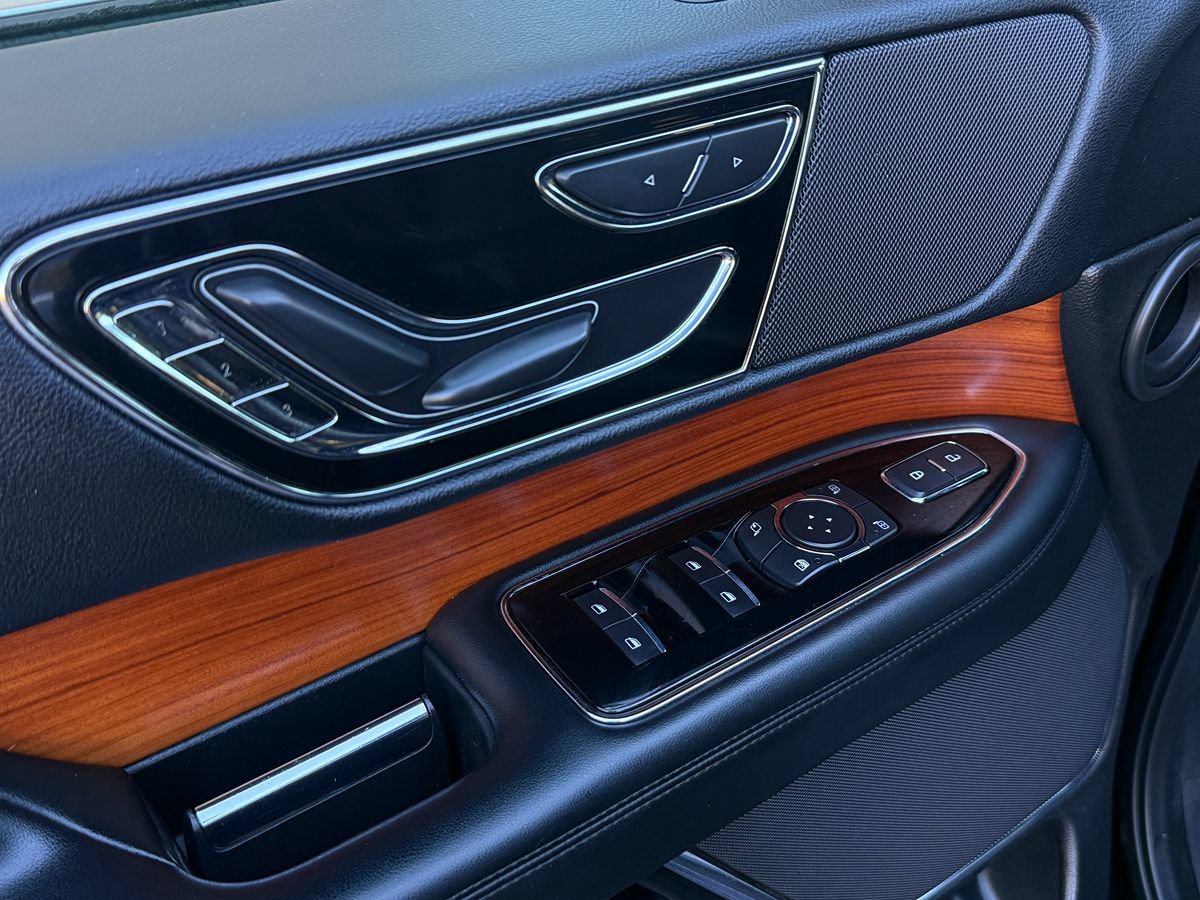 Used 2019 Lincoln Navigator L Select RWD image 13