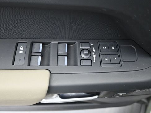 Used 2025 Land Rover Defender 110 S image 22
