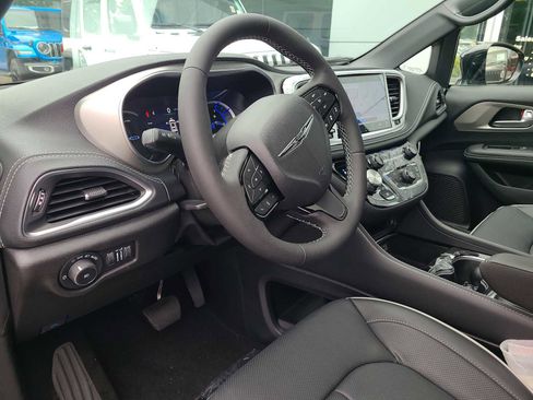 New 2023 Chrysler Pacifica Limited w/ Uconnect Theater Family Group image 4