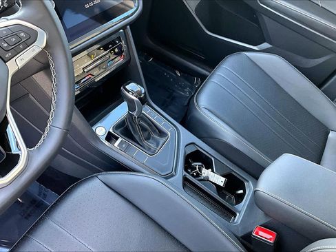 Used 2023 Volkswagen Tiguan SE w/ Panoramic Sunroof Package image 17