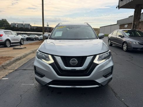 Used 2019 Nissan Rogue SV FWD image 2