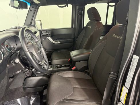 Used 2017 Jeep Wrangler Unlimited Sahara w/ Connectivity Group AWD/4WD image 11