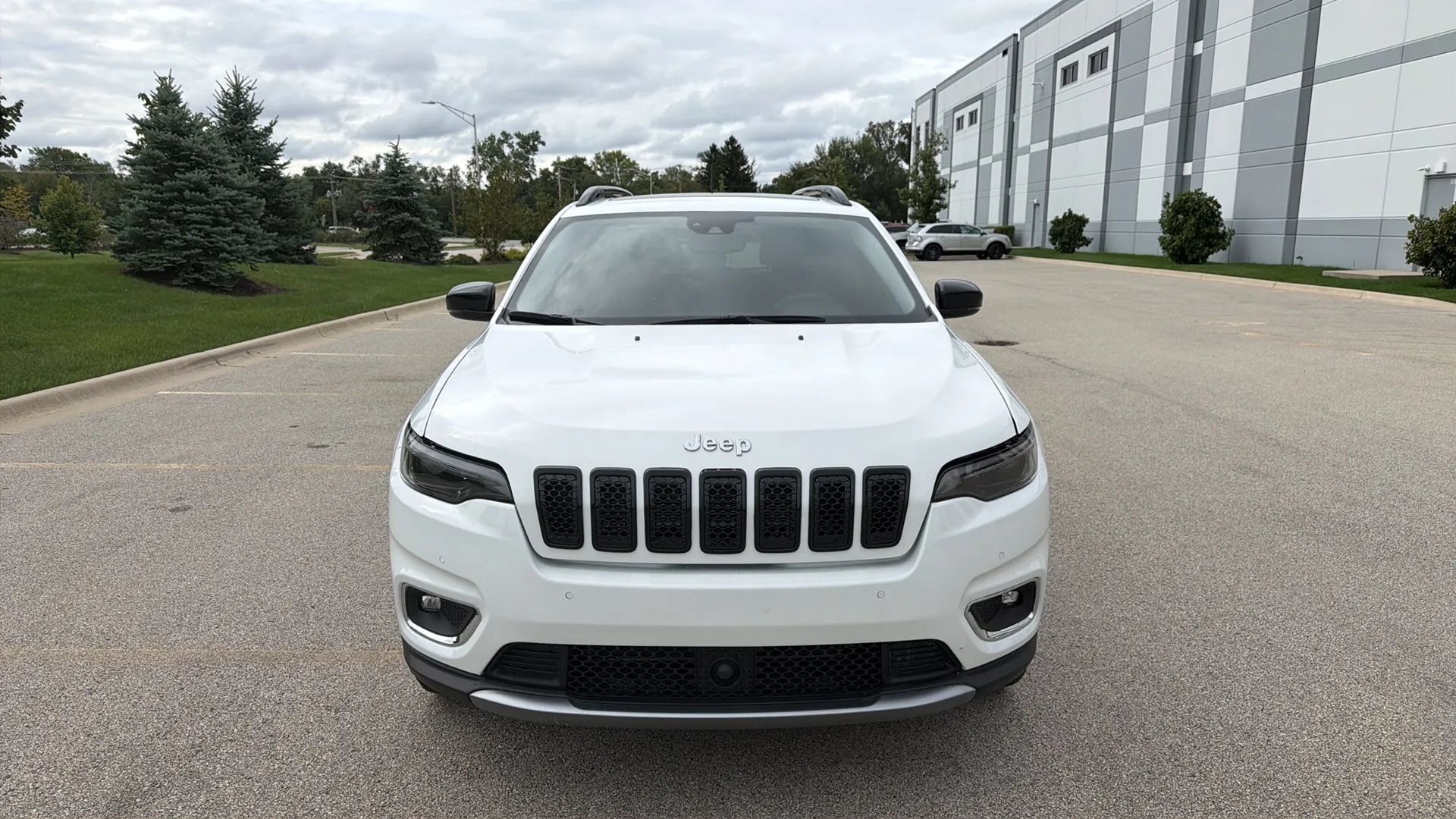 Used 2022 Jeep Cherokee Limited w/ Elite Package AWD/4WD image 2