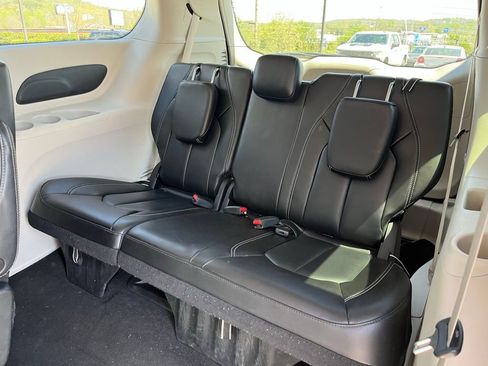 Used 2023 Chrysler Pacifica Touring-L image 10