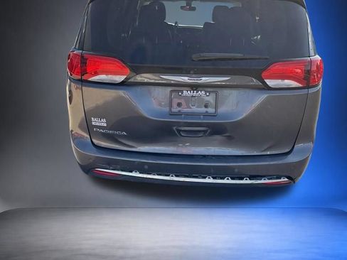 Used 2019 Chrysler Pacifica Touring-L FWD image 4