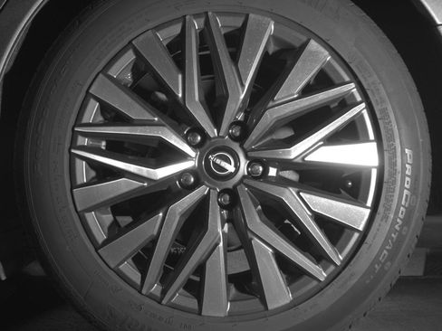 Used 2025 Nissan Altima 2.5 SV FWD image 14