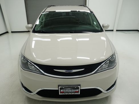 Used 2017 Chrysler Pacifica Touring-L w/ Tire & Wheel Group FWD image 2