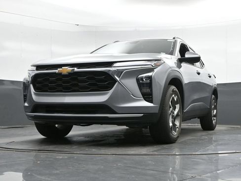 Used 2025 Chevrolet Trax LT FWD image 43