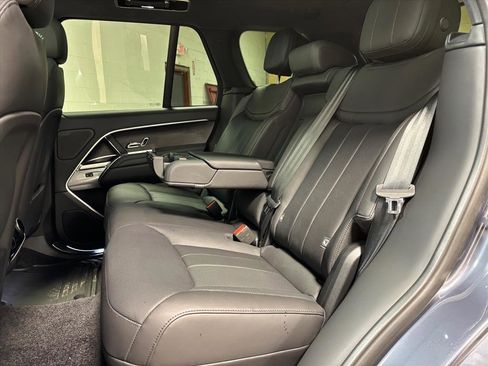 Used 2025 Land Rover Range Rover SE image 25